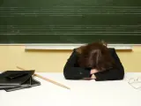 Nauczycielka z wyczerpania zasnęła na biurku. Marzy o urlopie na żądanie.