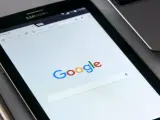 Ekran telefonu Samsung z otwartą wyszukiwarką Google. Czas na aktualizację telefonu i nowe funkcje!