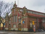 Targowisko Kauppahalli w Turku, najstarszym mieście w Finlandii, z charakterystyczną ceglaną fasadą i czerwonym dachem.