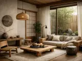 Soggiorno in stile Japandi con divano, tavolino basso in legno, sedia in paglia e vista su un giardino zen.