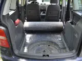 Gdzie koło zapasowe w VW Touran 7 os.? Zestaw naprawczy i alternatywy