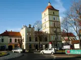 Wieża ratuszowa i kolorowe kamienice w Leżajsku. Atrakcje miasta zachęcają do zwiedzania.