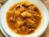 Guiso reconfortante con trozos de carne y patatas en una salsa especiada, perfecto para los alimentos de invierno.