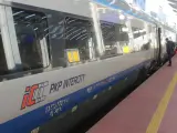Pociąg PKP Intercity na peronie, gotowy do podróży z Warszawy do Giżycka.