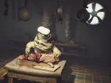 Potworny kucharz z gry Little Nightmares kroi mięso. Czas gry w tej przerażającej kuchni.