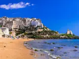 Sperlonga, dove si trova questo incantevole borgo bianco arroccato su una collina, con una spiaggia dorata e il mare azzurro.