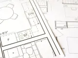 Plany architektoniczne pokazują kuchnię, łazienkę i pokoje. Zastanawiasz się, ile kosztuje adaptacja projektu?
