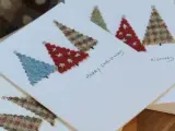 Tarjetas de Navidad para dibujar con árboles de tela cosidos. Un diseño encantador para crear tus propias felicitaciones.