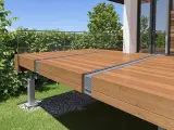 Un magnifique projet pour faire un toit terrasse en bois, avec une balustrade en verre et une végétation luxuriante.