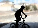 Chłopiec w kasku na rowerze BMX, gotowy na trening. Idealny posiłek przedtreningowy to energia do jazdy!