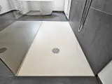 Receveur de douche blanc, quelle matière choisir pour un style moderne ? Sol gris, paroi sombre.