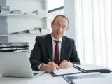 Prawnik analizuje umowę najmu okazjonalnego, szukając ukrytych haczyków, o których nie mówią notariusze.