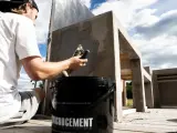 Man applicerar microcement utomhus på en betongkonstruktion. En hink med "Microcement" syns i förgrunden.
