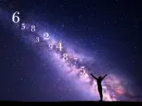Sylwetka człowieka wita nowy rok astrologiczny pod rozgwieżdżonym niebem. Liczby unoszą się w Drodze Mlecznej.
