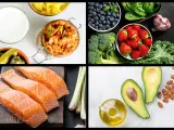 En bild med livsmedel som kan ingå i en antiinflammatorisk kost: lax, bär, grönsaker, avokado, olivolja och fermenterad mat.