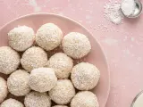 Słodkie kulki w cieście kokosowym, idealne na deser. Wyglądają jak małe śnieżne kuleczki.