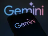 Logo Gemini na ekranie telefonu i w tle. Zastanawiasz się, gemini co to jest? To platforma do handlu kryptowalutami.