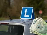 Znak "L" na dachu samochodu i polskie stuzłotówki. Czas na zdobycie prawa jazdy kat B!