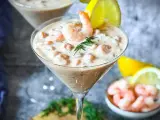 Ein cremiger Shrimp Cocktail in einem Martiniglas, garniert mit Dill und Zitrone. Ein köstlicher Genuss!