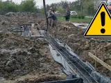 Budowa trwa! Wylewanie betonu na zbrojenie, tworząc solidne ławy fundamentowe pod przyszły budynek.
