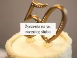 Złote cyfry "50" na torcie z kremem, ozdobione kryształkami. Napis: "Życzenia na 50. rocznicę ślubu".