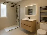 Salle de bain moderne avec douche à l'italienne, meuble vasque en bois, miroir lumineux et radiateur noir. Une belle idée salle de bain douche.