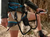 Wspinacz w uprzęży Salewa, gotowy na przygodę. Salewa co to za firma? To marka sprzętu outdoorowego, która zapewnia bezpieczeństwo w górach.