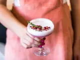 Elegancki koktajl z Gordon's gin, pianką, płatkami róż i gałązką tymianku. Idealny na letnie wieczory.