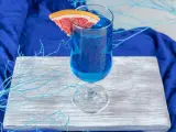 Niebieski gin: Z czym pić? Odkryj przepisy i magiczny efekt koloru
