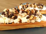 Dwa keto gofry z mascarpone, udekorowane kawałkami czekolady i orzechów. Idealne na deser.