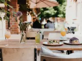 Leckeres Frühstück im 21 gramm Berlin: Toast mit Belag, Drinks & Blumen auf Holztisch.