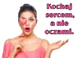 Kobieta z sercem zasłaniającym oko, z otwartymi ustami i wyciągniętą dłonią. Napis: Kochaj sercem, a nie oczami.
