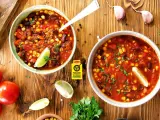 Zupa meksykańska Ani Gotuje: aromatyczne chili con carne z fasolą, kukurydzą i pomidorami, ozdobione limonką.