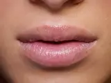 Labios con microblading en tonos rosados y brillantes. Los colores del microblading labios realzan la naturalidad.