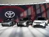 Trzy nowoczesne japońskie marki samochodów: Toyota C-HR+, bZ4X i Urban Cruiser, prezentowane na tle logo Toyoty.
