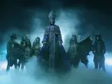 Le **ghost impera** se tient au centre, entouré de squelettes masqués dans une brume bleutée.