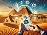 Ubezpieczenie turystyczne Egipt: Piaskowe wydmy, piramidy i Sfinks. W rękach dokument "Travel Insurance" z symbolem apteczki. W tle helikopter i ikony medyczne.