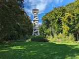 Der Aussichtsturm Ebersberg ragt majestätisch zwischen grünen Bäumen empor. Eine Wendeltreppe führt zur Spitze, von wo aus man eine herrliche Aussicht genießen kann.