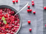 Domowy konfitura z żurawiny przepis. Aromatyczna, z pomarańczą i miętą, gotowa do podania.