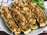 Zucchine ripiene al forno, dorate e croccanti, con un ripieno saporito e erbe aromatiche. Un piatto invitante e gustoso.