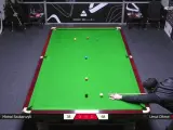 Gracz Umut Dikme celuje do bili podczas meczu snookera British Open. Wynik 38-68.