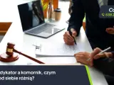 Dwie osoby przy biurku analizują dokumenty. Obok leży młotek sędziowski. Temat: windykator a komornik, czym się od siebie różnią?