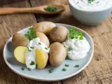 Gedämpfte Kartoffeln mit Kräuterquark und Schnittlauch, schnell in der Mikrowelle zubereitet.