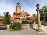 Zamek Czocha zaprasza na malowniczą trasę zwiedzania. Kamienne mury, wieże i czerwone dachy tworzą bajkowy krajobraz.