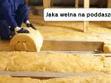 Ocieplanie poddasza najlepszą wełną mineralną. Pracownik układa rolkę izolacji.