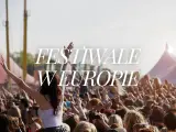 Tłum ludzi na jednym z największych festiwali muzycznych w Europie, z rękami w górze i butelkami w dłoniach.