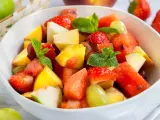 Ein bunter Obstsalat mit Erdbeeren, Melone, Pfirsich und Trauben – ein einfaches obstsalat rezept für heiße Tage.