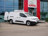 Biały, mały dostawczak z chłodnią na dachu stoi przed salonem Toyoty.