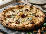 Wykwintna pizza bianca z gruszką, orzechami włoskimi i serem pleśniowym, idealna na elegancką kolację.