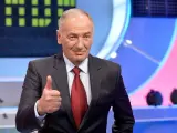 Uśmiechnięty mężczyzna w garniturze pokazuje kciuk w górę. Czy to znak, że wspólnie rozwiążemy Familiadę?